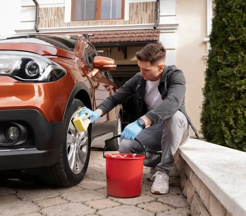 Lavage auto à domicile Touchay : professionnel intervenant sur un véhicule